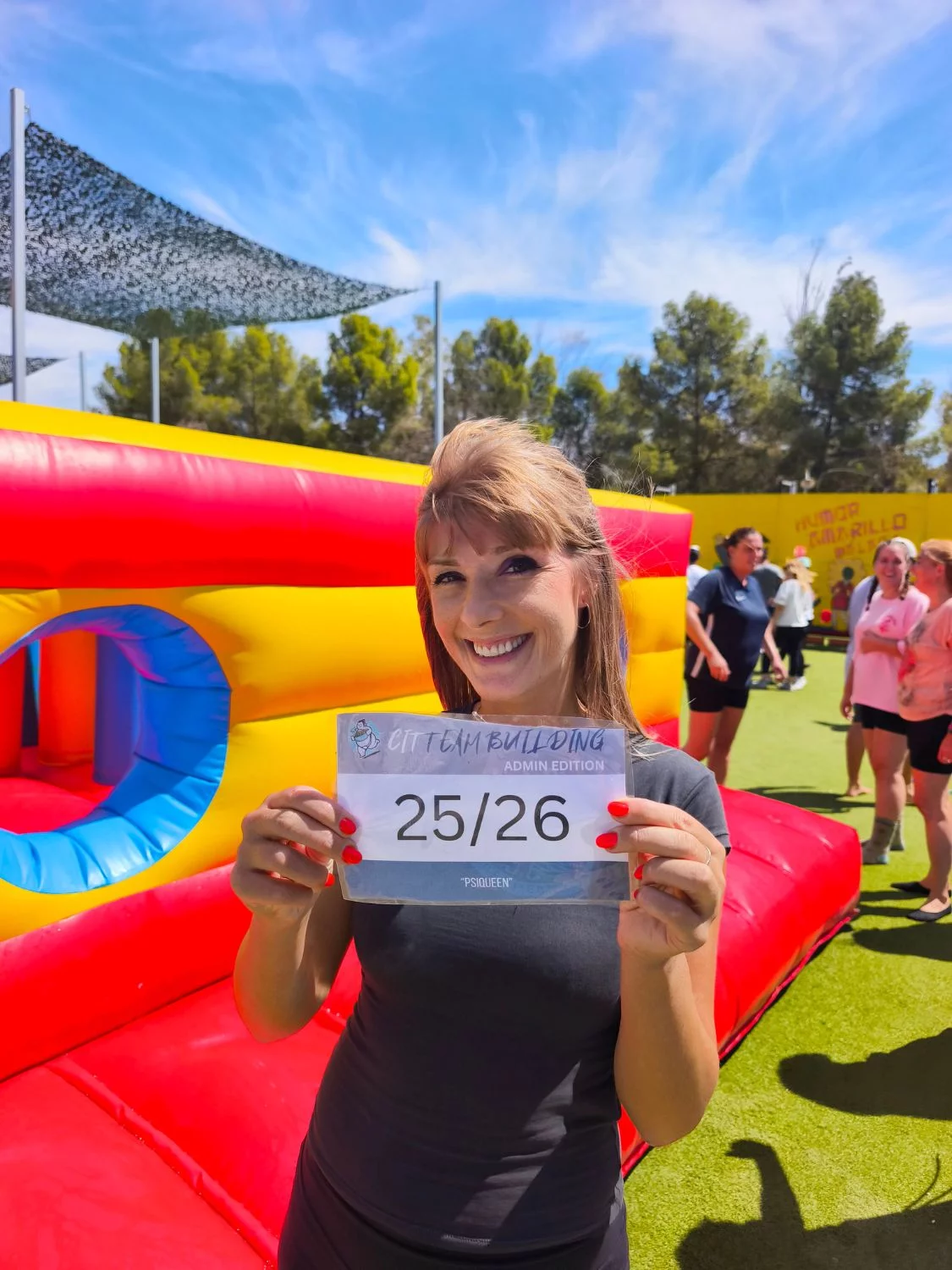 Juegos en equipo para adultos en Málaga con Humor Amarillo